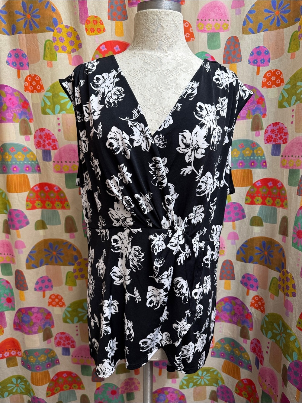 Chaus Floral Sleeveless Blouse. XL